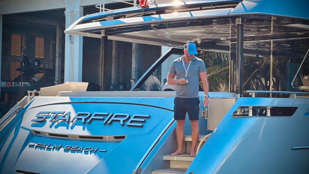 homme qui manoeuvre son yacht avec un yacht controller