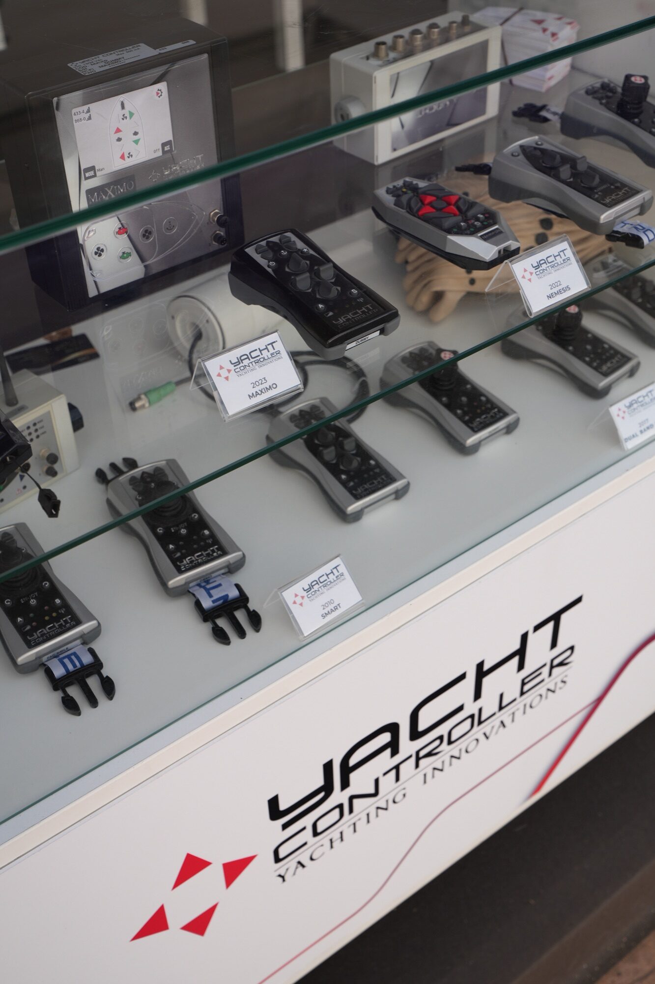 La vitrine Yacht Controller du stand PAN 309, au Vieux Port.